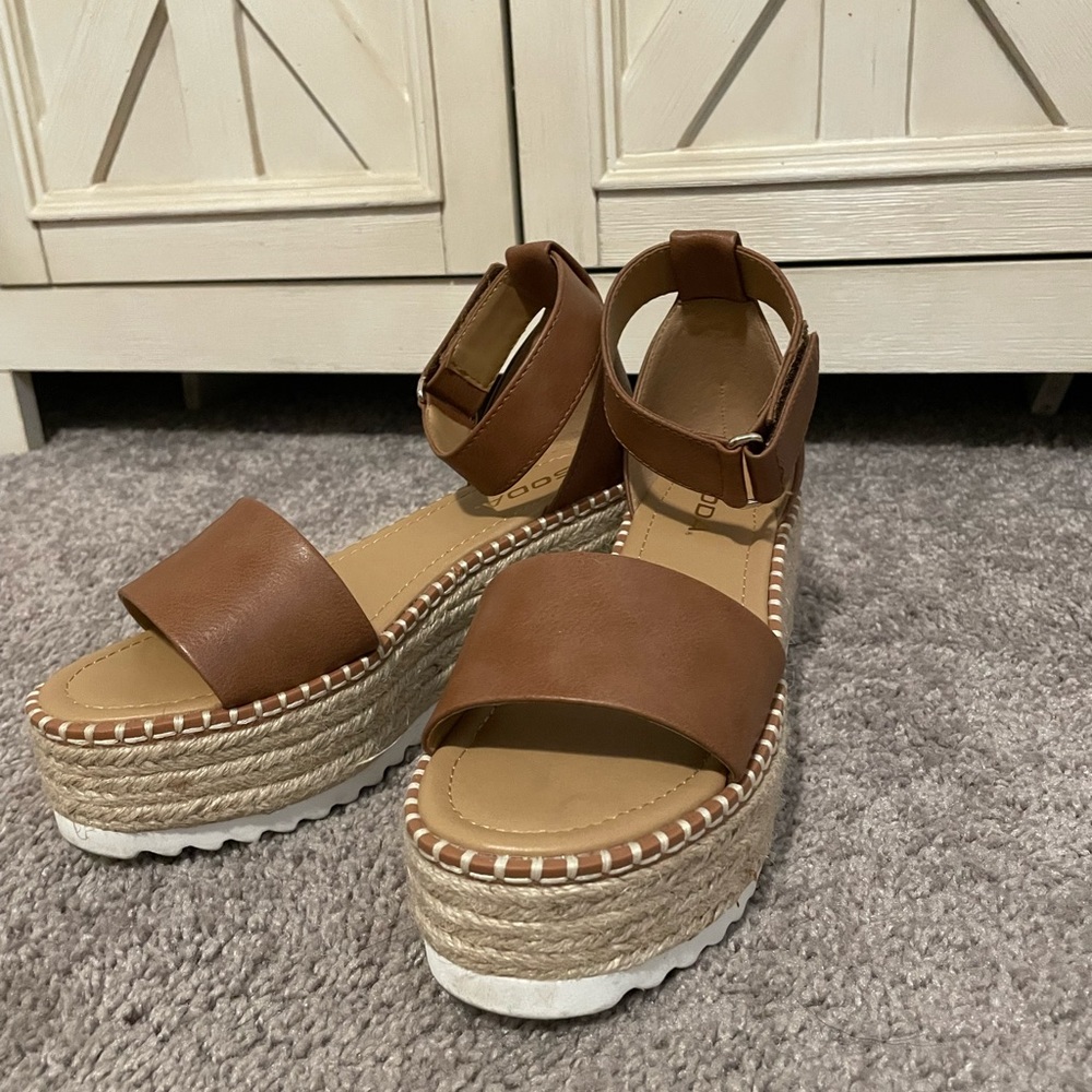 Soda platform sandals